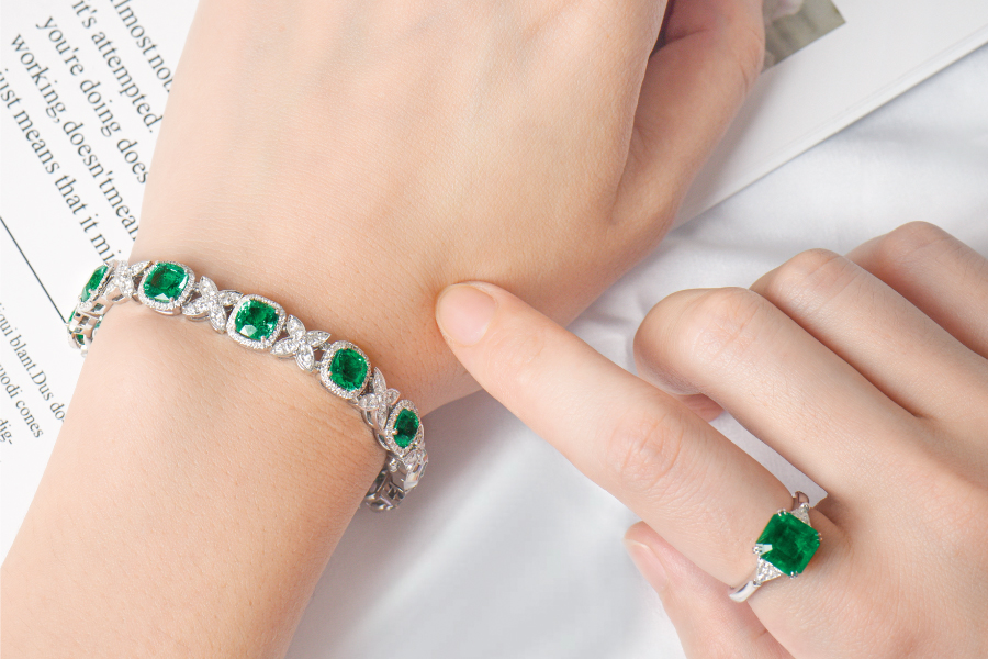 Stunning emerald diamond set