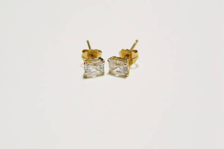 Why Yellow Gold Earrings With Diamonds Are A Must-Have