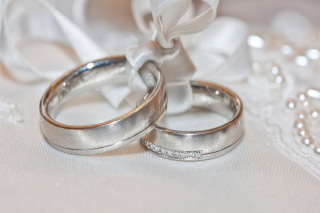 Wedding Rings With Pearl: Purity In Love